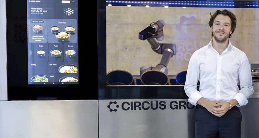Niklas Bullwinkel, CEO der Circus SE vor dem KI-Kochroboter CA-1