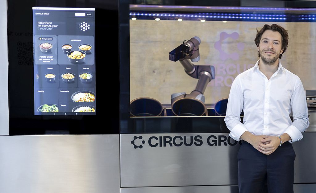 Niklas Bullwinkel, CEO der Circus SE vor dem KI-Kochroboter CA-1